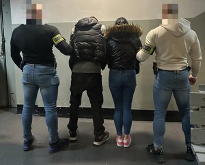 Na zdjęciu policjanci wraz z sprawcami kradzieży sklepowej