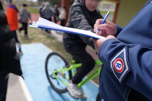 Na zdjęciu widoczne logo Policja Prewencja na mundurze