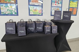 Na zdjęciu widoczne nagrody dla laureatów konkursu