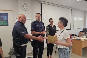 Na zdjęciu widoczni są policjanci podczas wręczenia dyplomów