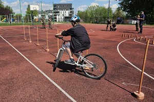 Na zdjęciu uczestnik zawodów pokonujący rowerowy tor przeszkód