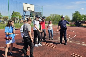 Na zdjęciu policjant i uczestnicy zawodów