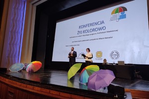 Na zdjęciu prowadzący konferencję