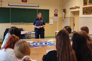 Na zdjęciu policjantka podczas warsztatów z młodzieżą