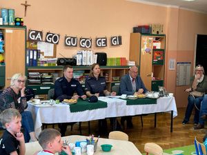 Na zdjęciu policjanci i uczestnicy konkursu