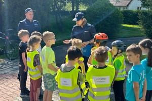 Na zdjęciu policjanci i uczestnicy konkursu