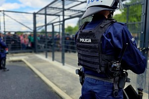 Na zdjęciu policjant podczas zabezpieczenia