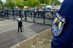 Na zdjęciu policyjna naszywka z napisem Policja Wydział Sztab Policji Katowice