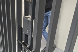 Na zdjęciu zatrzymany za kratą