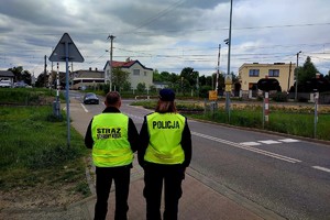 Na zdjęciu policjantka i funkcjonariusz straży ochrony kolei