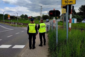 Na zdjęciu policjantka i funkcjonariusz straży ochrony kolei