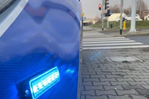 Na zdjęciu radiowóz przy przejściu dla pieszych