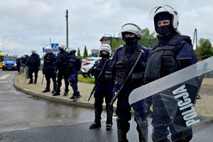 Na zdjęciu policjanci podczas zabezpieczenia