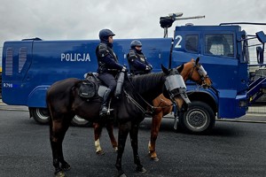 Na zdjęciu policjantki, konie oraz armatka wodna