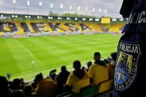 Na zdjęciu trybuny stadionu oraz naszywka Policja Katowice