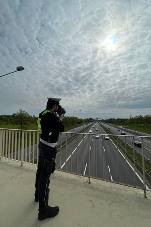 Policjant podczas prowadzonych działań
