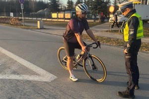 Na zdjęciu policjant wraz z rowerzystą