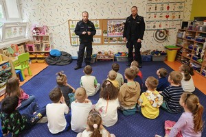 Na zdjęciu policjanci wraz z przedszkolakami