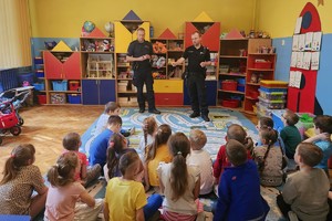 Na zdjęciu policjanci wraz z przedszkolakami