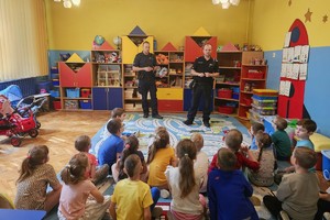 Na zdjęciu policjanci wraz z przedszkolakami