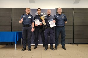 na zdjęciu widoczni policjanci biorący udział w zawodach i naczelnicy