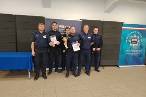 na zdjęciu widoczni policjanci biorący udział w zawodach i naczelnicy