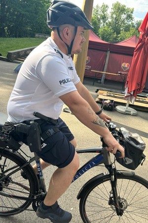 na zdjęciu policjant pełniący służbę na rowerze