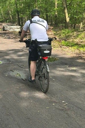 na zdjęciu policjant pełniący służbę na rowerze