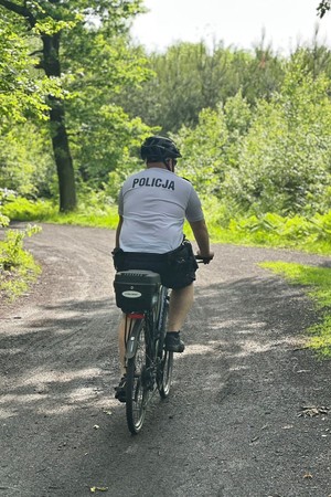 na zdjęciu policjant pełniący służbę na rowerze