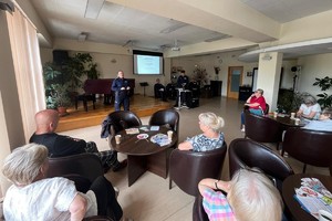 Na zdjęciu policjanci oraz uczestnicy debaty