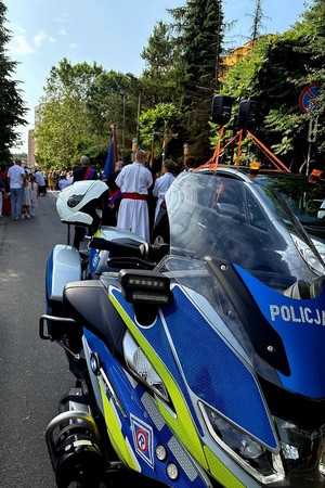 Na zdjęciu motocykl oraz procesja Bożego Ciała