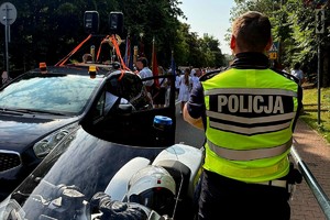 Na zdjęciu policjant podczas zabezpieczenia procesji Bożego Ciała