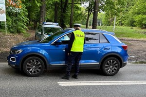 Na zdjęciu umundurowana policjantka podczas kontroli trzeźwości.