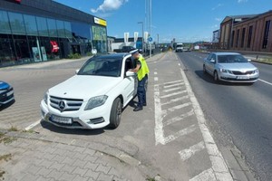 Na zdjęciu policjant podczas kontroli pojazdu