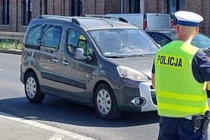Na zdjęciu policjant podczas działań