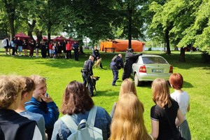 Na zdjęciu policjanci i młodzież podczas pokazu