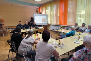 Na zdjęciu policjanci i uczestnicy debaty