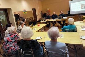 Na zdjęciu policjanci i uczestnicy debaty