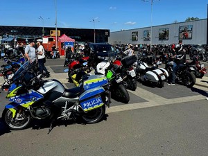 Na zdjęciu policyjny motocykl podczas zabezpieczenia