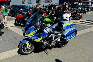 Na zdjęciu policyjny motocykl podczas zabezpieczenia
