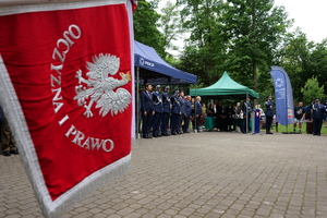 Na zdjęciu sztandar i uczestnicy uroczystości