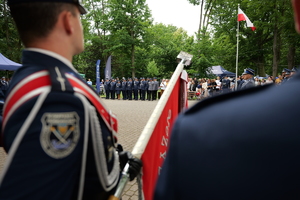 Na zdjęciu poczet sztandarowy i policjanci