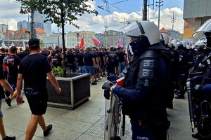 Na zdjęciu widoczni policjanci zabezpieczający zgromadzenie publiczne