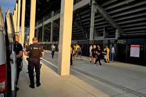 Na zdjęciu widoczni policjanci zabezpieczający mecz piłki nożnej