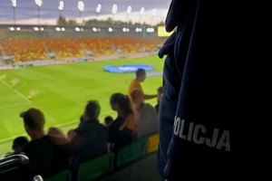Na zdjęciu widoczni policjanci zabezpieczający mecz piłki nożnej