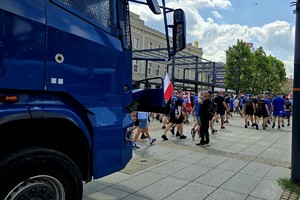 Na zdjęciu widoczni policjanci zabezpieczający zgromadzenie publiczne