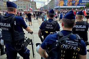 Na zdjęciu widoczni policjanci zabezpieczający zgromadzenie publiczne
