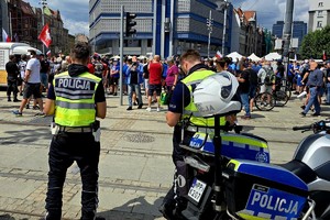 Na zdjęciu widoczni policjanci zabezpieczający zgromadzenie publiczne