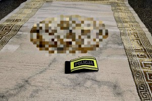 Na zdjęciu dywany z opaska policja