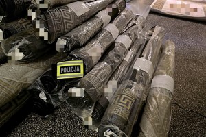 Na zdjęciu dywany i opaska policja
